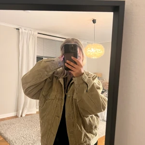 Retro jacka i Manchester  - Jacka i manchester från 90talet i fint skick!! Stolek XL men inte oversized så sitter stort på mig som M/S