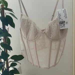 Bustier 75B - Helt ny! Lite lite stor för mig som har A-kupa