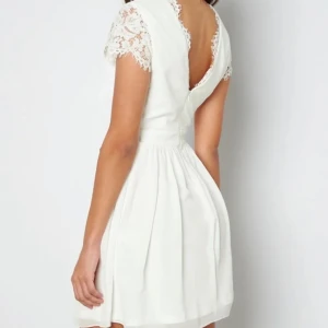 Studentklänning/sommarklänning  - Säljer denna nya jättefina klänning då den inte kommit till användning. Ny med lapparna kvar.