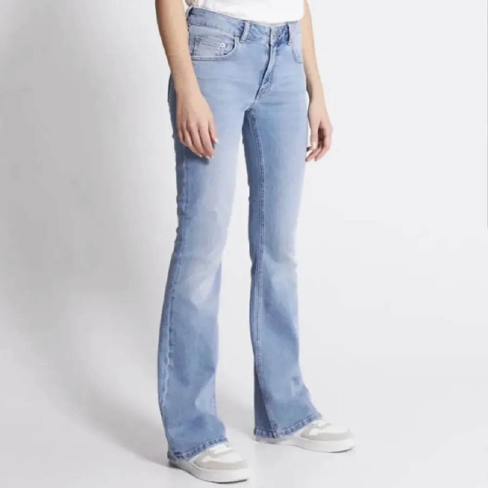 Säljer dessa jeans från lager då dom är för långa och inte kommer till användning. Väldigt fint skick, nypris 400kr Säljer för 250kr💕 Kom privat för fler bilder☺️. Jeans & Byxor.