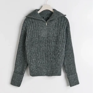 Knitted zip sweater - Säljer nu den här stickade zip tröjan från Gina tricot använd några gånger men har inga defekter eller så storlek 34 så typ xs till s priset kan diskuteras vill bara bli av med den (kan skicka fler bilder skrev bara privat så fixar jag)🩷