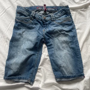 Shorts/jorts med tryck på fickorna❤️ - Jöttecoola långa shorts med tryck på fickorna!🫶🏻 jättecoola till sommaren, aldrig använda, jättefint skick🩷 köp nu går bra eller skriv om du har frågor🫶🏻