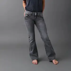 Jätte fina jeans från Gina Young. Använda några få gånger och har inga defekter. Kontakta för fler bilder.