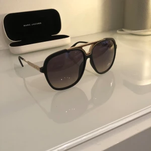 Marc Jakobs solglasögon  - Mycket bra skick, inga repor. Kommer med etui.