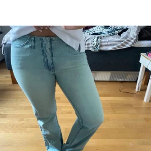 Jeans - Lågmidjade slut snygga jeans , lite små för mig, ❗️Pris kan diskuteras vid snabb affär ❗️  Skriv för fler bilder eller frågor 💕💥