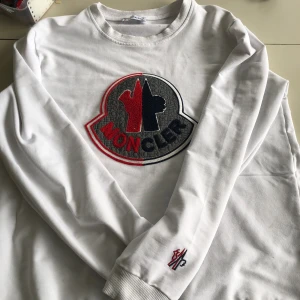 Moncler tröja - Jag säljer nu min moncler tröja för den inte passar min stil längre det står 2xl men den sitter som en M/L