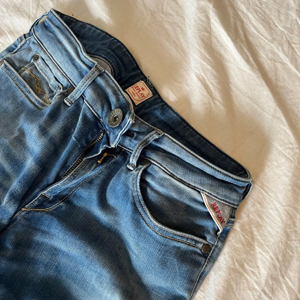 Säljer dessa replay jeans, lite slitna men endå ett bra skick. Tvättas innan. . Jeans & Byxor.