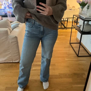 Jeans  - Jeans från Bikbok. Väldigt bra skick. Storlek 29/32. Jag är 1.68 lång. 