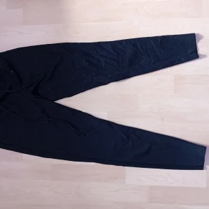 Mjukisbyxor  - Hej! Jag säljer dessa sköna mjukisbyxor i storlek S. De är perfekta för personer som är 160 cm långa och är riktigt bekväma. Köparen betalar för frakten. Om du är intresserad, skicka mig ett meddelande. Tack så mycket!