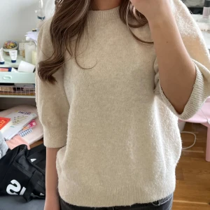 Stickad T-shirt  - Säljer denna stickade T-shirt typ eller vad man ska kalla det, använd en gång i superfint skick💕