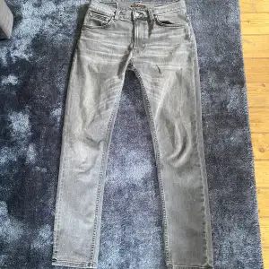 Säljer nu mitt par Nudie jeans i storlek 30/30, då det inte kommer till användning längre, vid någon fundering eller ifall du vill ha fler bilder så är det bara att skicka ett pm.