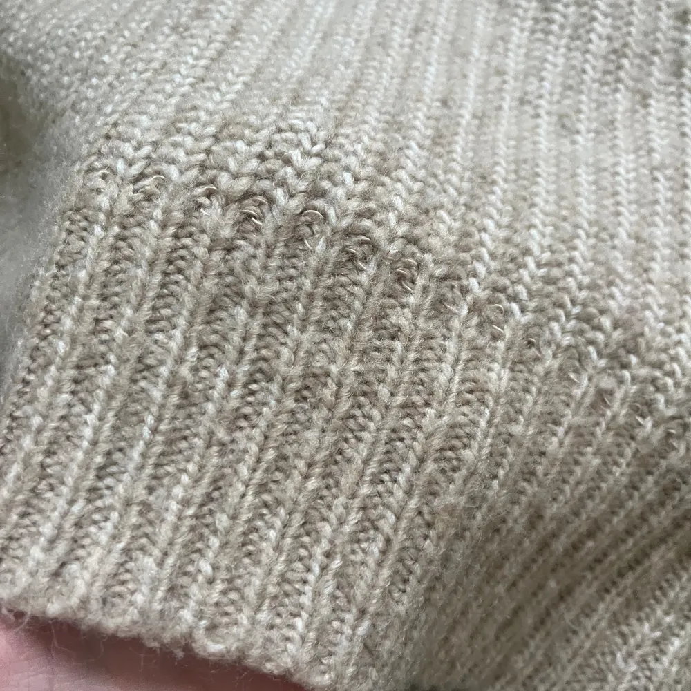  Säljer den här jättefina stickade tröjan från lager 157 den är varm skön gosig den kliar inte bra skick har använt den några gånger skrivit Vid. Stickat.