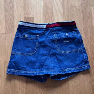 Minikjol från Tommy Hilfiger! Mörk denim med snygga detaljer!  Innershorts så den är bekväm:)  Nyskick men vintage-Look 