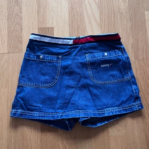 Minikjol  - Minikjol från Tommy Hilfiger! Mörk denim med snygga detaljer!  Innershorts så den är bekväm:)  Nyskick men vintage-Look 
