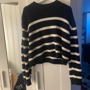 Stickad tröja  - Jättefin stickad randig tröja från H&M!  Väldigt fint skick! Knappt använd😊