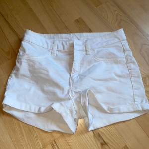 Vita fina oanvända shorts från Hm