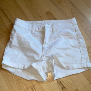 Shorts - Vita fina oanvända shorts från Hm