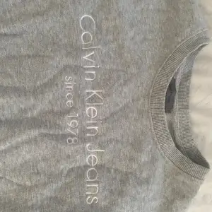 Calvin Klein tröja i S grå  i väldigt fint skick och inga tecken på användning🩷 Använd nån enstaka gång för länge sen. Köpt på Calvin Klein för 3 år sen. Köpt för 600kr säljer för 180kr pris kan diskuteras🩷 tvättad med parfym fri tvättmedel