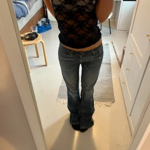 Lågmidjade bootcut jeans  - Lågmidjade Levis bootcut jeans. Ganska använda som man ser på bilderna. Modell 529. Midjemått 37cm, innerbenslängd 80cm. Köp via köp nu ❤️‍🔥❤️‍🔥