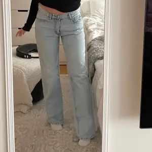 Jättefina ljusblåa jeans ifrån Gina tricot. Lågmidja, jag är 160 och dom är lite långa🫶🏼
