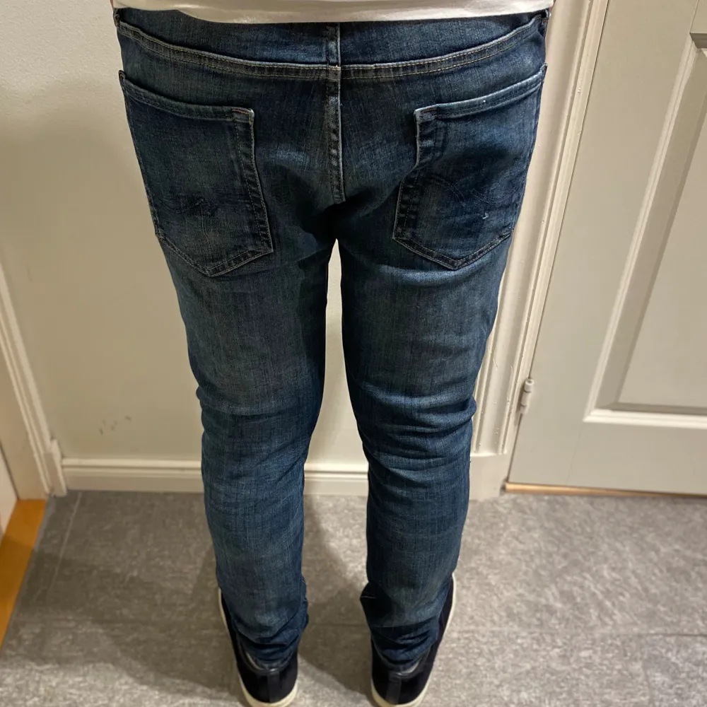 Heja säljer nu dessa slim jeans från Jack & Jones. De är sparsamt använda och i riktigt bra skick. Nypris 799kr och säljer för endast 249kr. Storlek 33/32, jag på bilden är 185cm. Hör av dig vid fler frågor, allt gott👋👋. Jeans & Byxor.