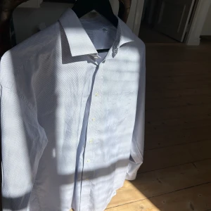 Stenströms skjorta - Tjena! Säljer denna somriga Stenströms-skjortan i fint skick.  Den är XL men om man är L passar den okej. Nypris ligger runt 1700. Om du vill ha den andra Stenströms-skjortan jag säljer kan vi ordna paketpris.  Ställ gärna frågor om du undrar något.