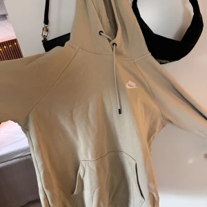 Nike dress hoodie och byxor - Ett paketpris för både Nike Hoodie och byxor