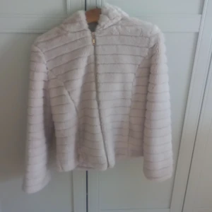 Pälsjacka  - En jätte fin pälsjacka från softy out where colection som tyvär är flr liten för mig. Den är i mycket gått skick. Priset kan diskuteras men håller mig gärna över hundra lappen. Kontakta mig vid flera funderingar.💗