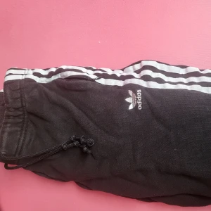 Adidas originals svarta joggingar - Använda 2-3 gånger har sen bara legat I garderoben.