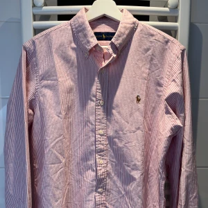 Ralph Lauren Skjorta Rosa Vit Randig - Riktigt schysst skjorta från Polo Ralph Lauren som passar perfekt nu till sommaren, fel-fri, storlek M