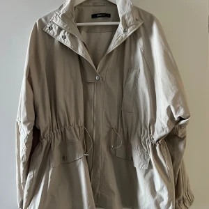 Vindjacka - Snygg vindjacka i storlek Medium.  Som ny!