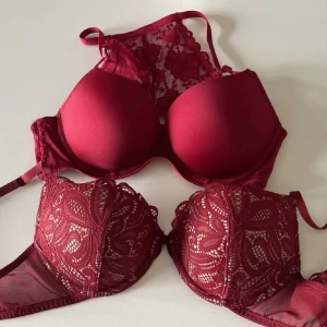 Röda spets bhar - Helt nya super fina bhar, utan pris lapp men använda ca 3 gånger. Skulle tippa på 80 b någonstans mellan b och c kupa, 90 kr styck eller båda för 160 kr💗