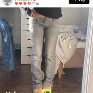 Säljer Dessa skit snygga grå bootcut jeans som jag har köpt här på plick men har lite för mycket jeans så måste sälja vidare💗Liknar ltb jeansen🥰Hör av er vid frågor💕