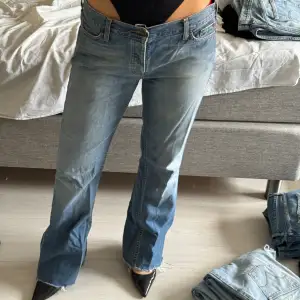 Utsvängda, lågmidjade jeans från Hollister i storlek L. Passar mig som vanligtvis har M och sitter rätt oversized. 