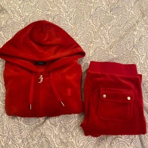 Juicy set - Säljer mitt super fina röda juicy sett, då det inte kommer till andvändning längre! Den är k nyskixj och utan några defekter, endast andvänd någon gång!❤️