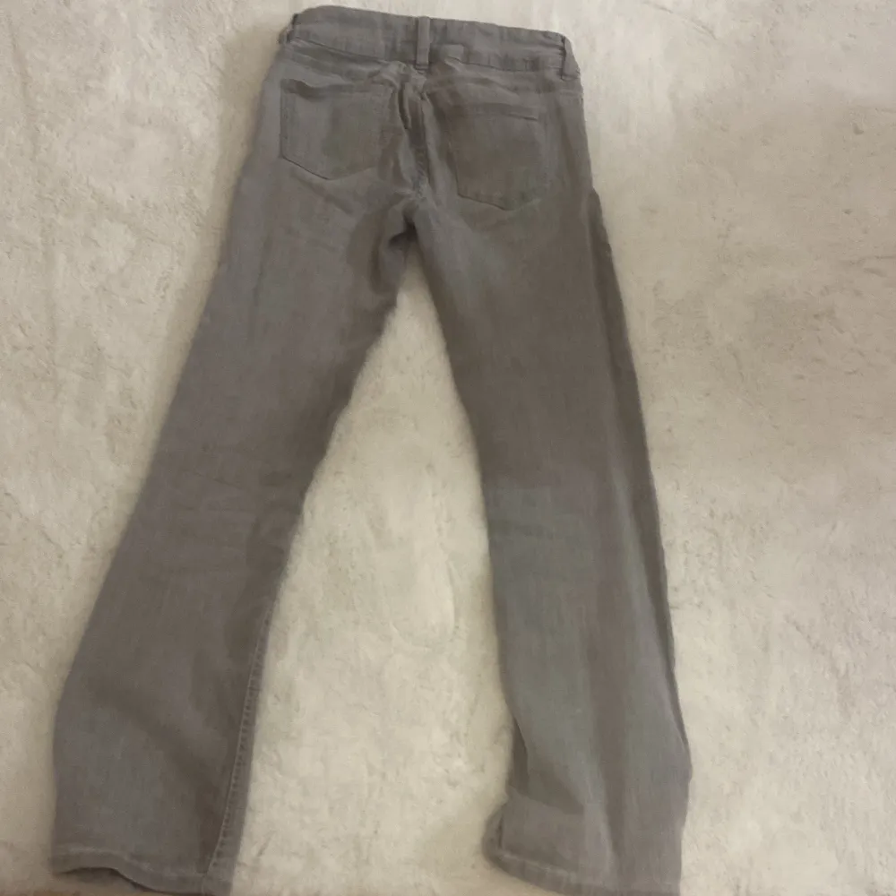 Lågmidja gråa jeans i bra skick. Dem är storlek 158 men passar bra för mig som är 165💗 köpt nya för 300-350. Jeans & Byxor.