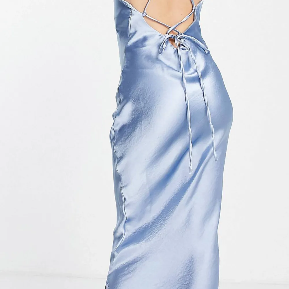 Mycket populär balklänning från ASOS, köpt för 929kr. Använd 1 gång och är supersnygg! Vid frågor skriv till mig 🙌. Klänningar.