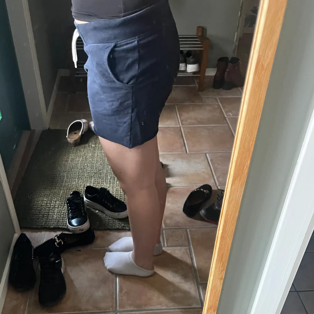 Lågmidjade marinblå mjukisbyxor som jag klippt av till shorts, storlek 40. Shorts.