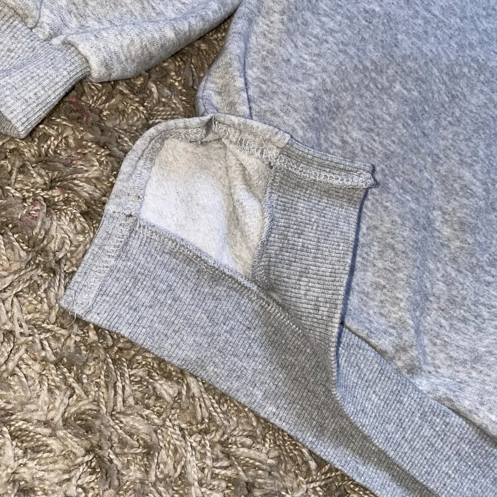 snygg sweatshirt med en liten fin split längst ner på varje sida av tröjan🩶🩶  Storlek 164/S. Skriv gärna prisförslag💓💓. Tröjor & Koftor.
