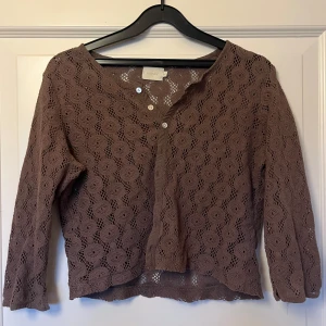 Kofta - Supersöt kofta i ett unikt stickat mönster 💕 Bra skick. Det står storlek L men skulle säga att den är mer som en S💗