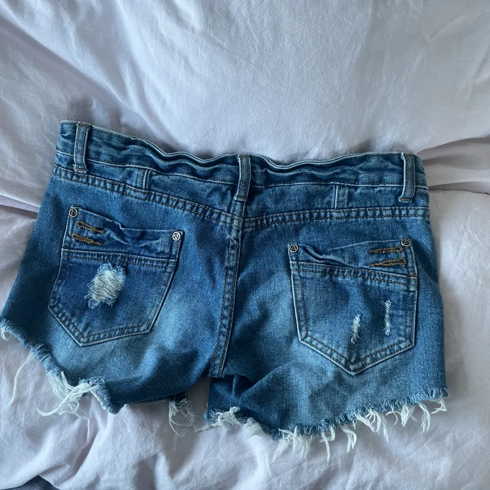 Jätte fina lågmidjade jeansshorts, säljs för att de är för små. Midjemåttet är 37cm och har inte använts ❤️. Shorts.