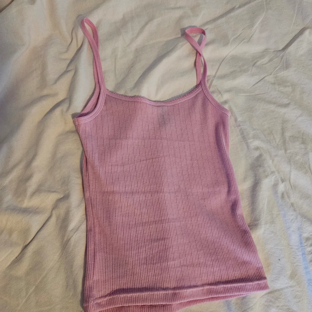 Gullig rosa ribbad linne från hm. Väldigt bekväm, köpte för 99 kr. Toppar.