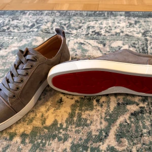 Säljer Nya loubition skor för 5000 - Storlek 41 ny skick oanvänt  kan diskuteras om pris 