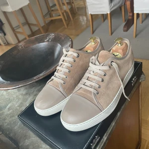 Lanvin Beige/Brun mocka och läder - Ett par Lanvin sneakers/skor i mocka och läder i tån i storlek UK 8