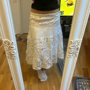 En kjol köpt i Grekland, därav vet jag inte märke eller storlek. Skriv för fler bilder💞