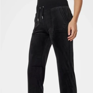 Juicy couture  - Del ray classic velour pant   Fina byxor från juicy couture, resoren är lite nopprig men inget som stör. Använda men i fint skick. 1 år gamla, nypris 1199