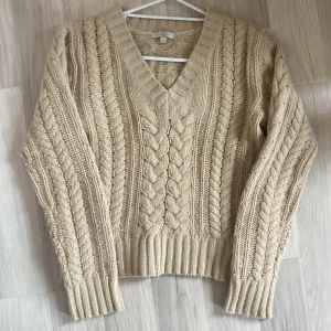 Beige stickad tröja  -  Så fin beige kabel stickad tröja med v-ringning. Köpt från ett italiensktmärke BENINO 🌟 Nyttskick!  Säljer även likadan i svart!