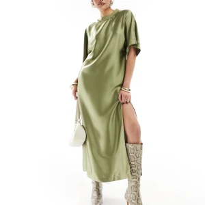 midilång satinklänning (36) - Helt ny, superfin olivklänning från ASOS i storlek 36! Hade bråttom till bröllop och köpte tre storlekar - säljer den här och en annan.   Nypris 510, säljer för 400 :) 