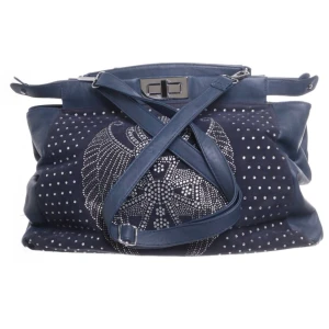 Axelremsväska - Jättefin blå axelremsväska med specifika detaljer! Väskan har 2 stora fack så man får plats med mycket i den. Jag har aldrig använt väskan sedan jag fick den.  Tyvärr vet jag inte vart väskan är ifrån. Skriv för fler bilder på den💓