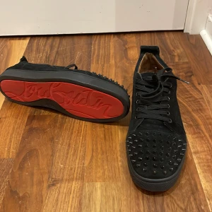 Christian Louboutin skor - Jag säljer mina mina Christian Louboutin skor, eftersom dem inte används och är för små.